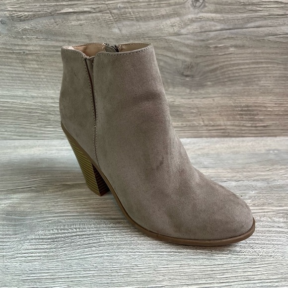 Banana Republic ankle beige heeled booties size 7. Well worn, please see photos. - Picture 1 of 12